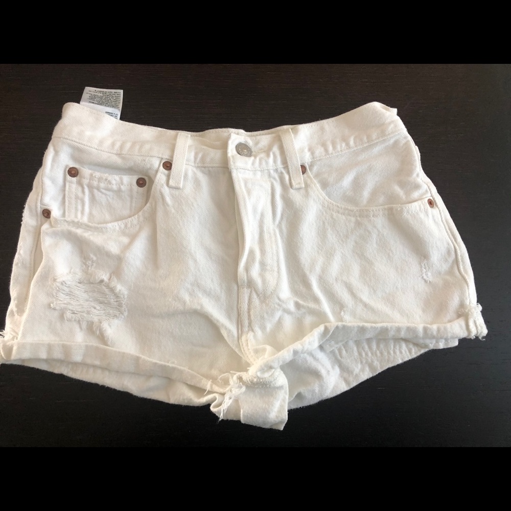 White levi’s jean shorts
